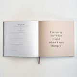 Open invulboek Mijn Zwangerschap met vragen bij ‘Week 9’ en een Engelse quote op een lichtroze pagina.