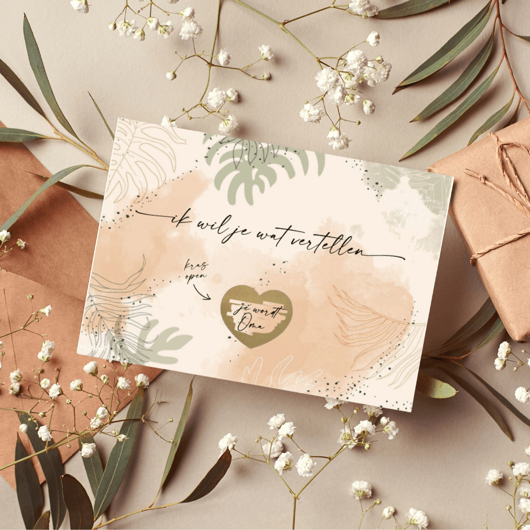 Kraskaart 'Je wordt oma' in perziktinten met een gouden hartje, tussen bloemen, groene takken en cadeautjes.