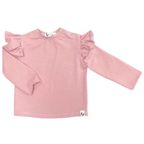 Roze longsleeve met ruches op de schouders, ronde hals en twee drukknoopjes bij de hals.