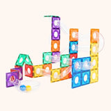 Knikkerbaan van kleurrijke magnetische bouwblokken met doorzichtige buizen en een opvangbakje met balletjes