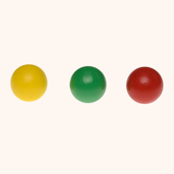 Drie balletjes voor de Coblo knikkerbaan in geel, groen en rood, naast elkaar.
