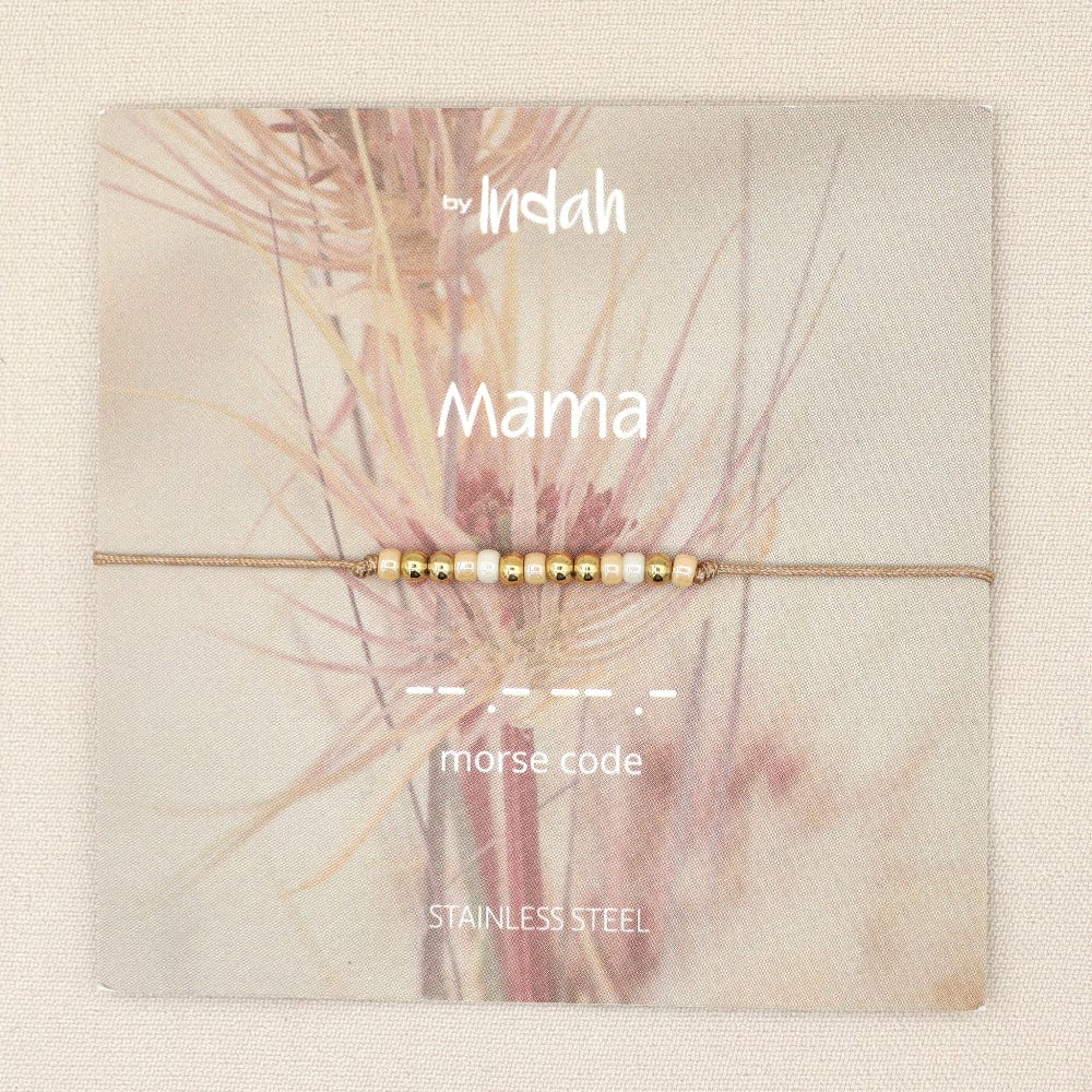 Mama morsecode armband met goudkleurige en witte kralen aan een beige koord, op een kaartje met ‘Mama’.