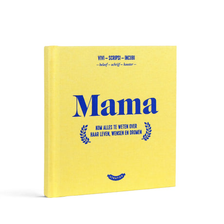 Mama Boekje met gele kaft en blauwe titel ‘Mama’ op een witte achtergrond