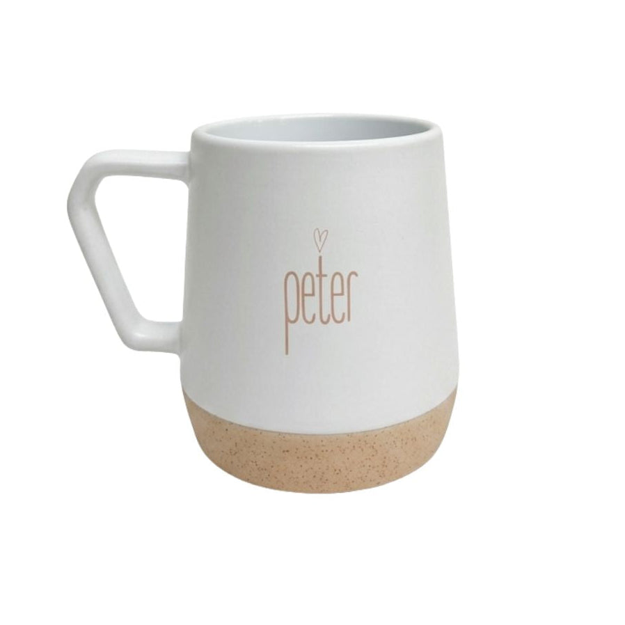 Mat witte mok met oor, beige gespikkelde onderkant en de opdruk ‘peter’ met een klein hartje.