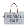 Grijze Mommy Bag verzorgingstas met bruine handvatten en grote donkergrijze tekst op de voorkant.
