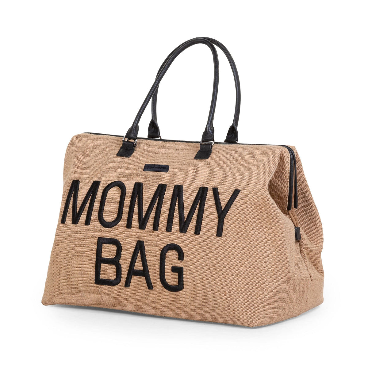 Beige Mommy Bag verzorgingstas met raffialook, zwarte handvatten en grote zwarte letters op de voorkant.