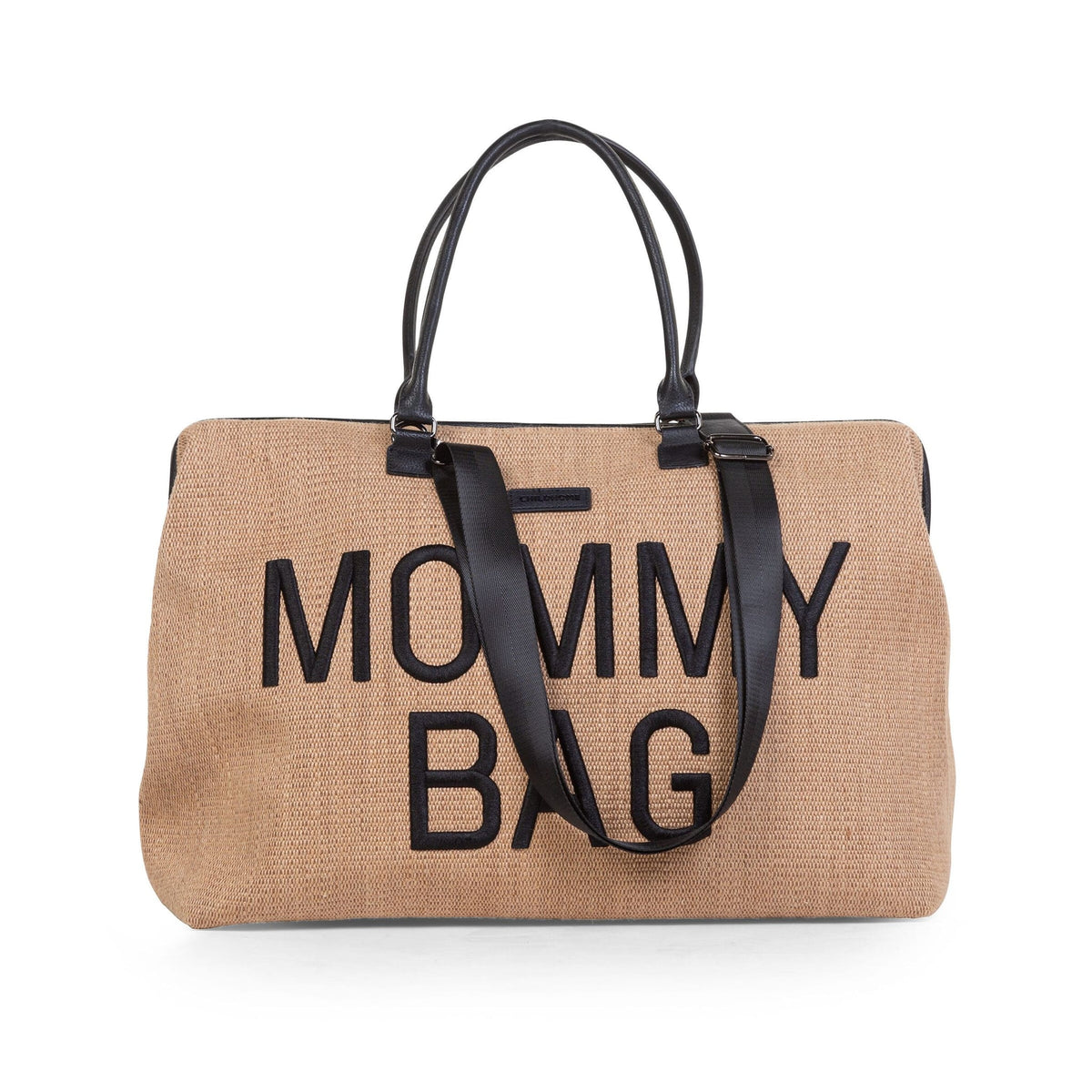 Beige Mommy Bag verzorgingstas met raffialook, zwarte letters, handvatten en een zwarte schouderriem.
