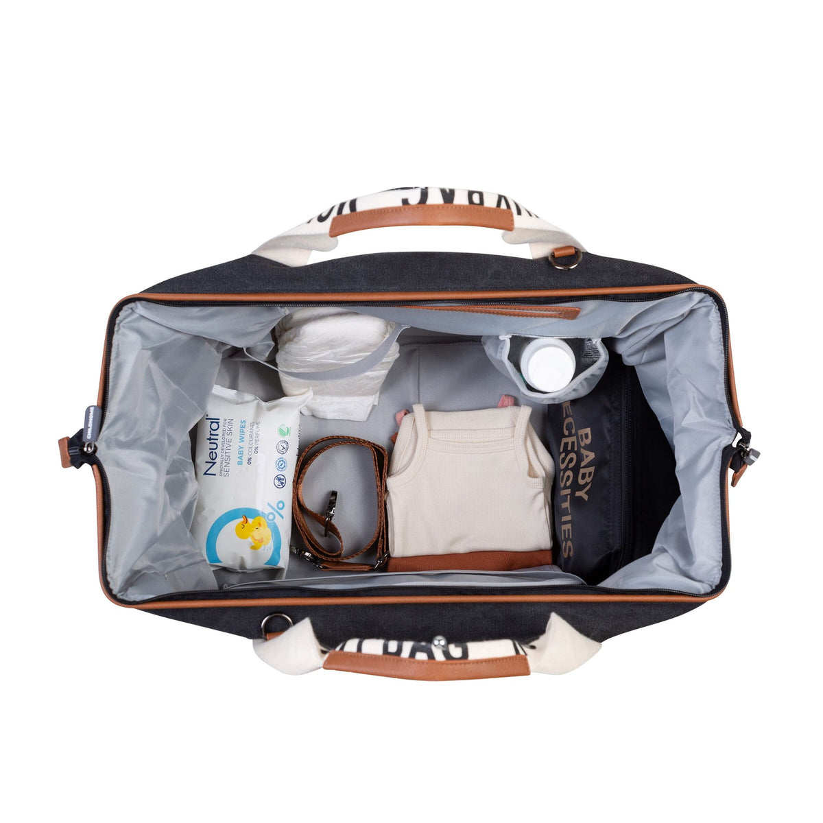 Open Mommy Bag verzorgingstas van bovenaf, met grijze voering, opbergvakken en babyspullen.
