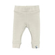 Beige newborn broekje met fijne ribstructuur, brede tailleband en boorden aan de pijpen.
