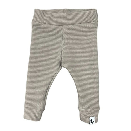 Taupe newborn broekje met ribstructuur, brede tailleband, enkelboordjes en een klein wit label.