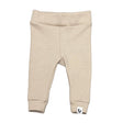 Beige newborn broekje met wafelstructuur, brede tailleband, boorden aan de pijpen en een klein label onderaan.