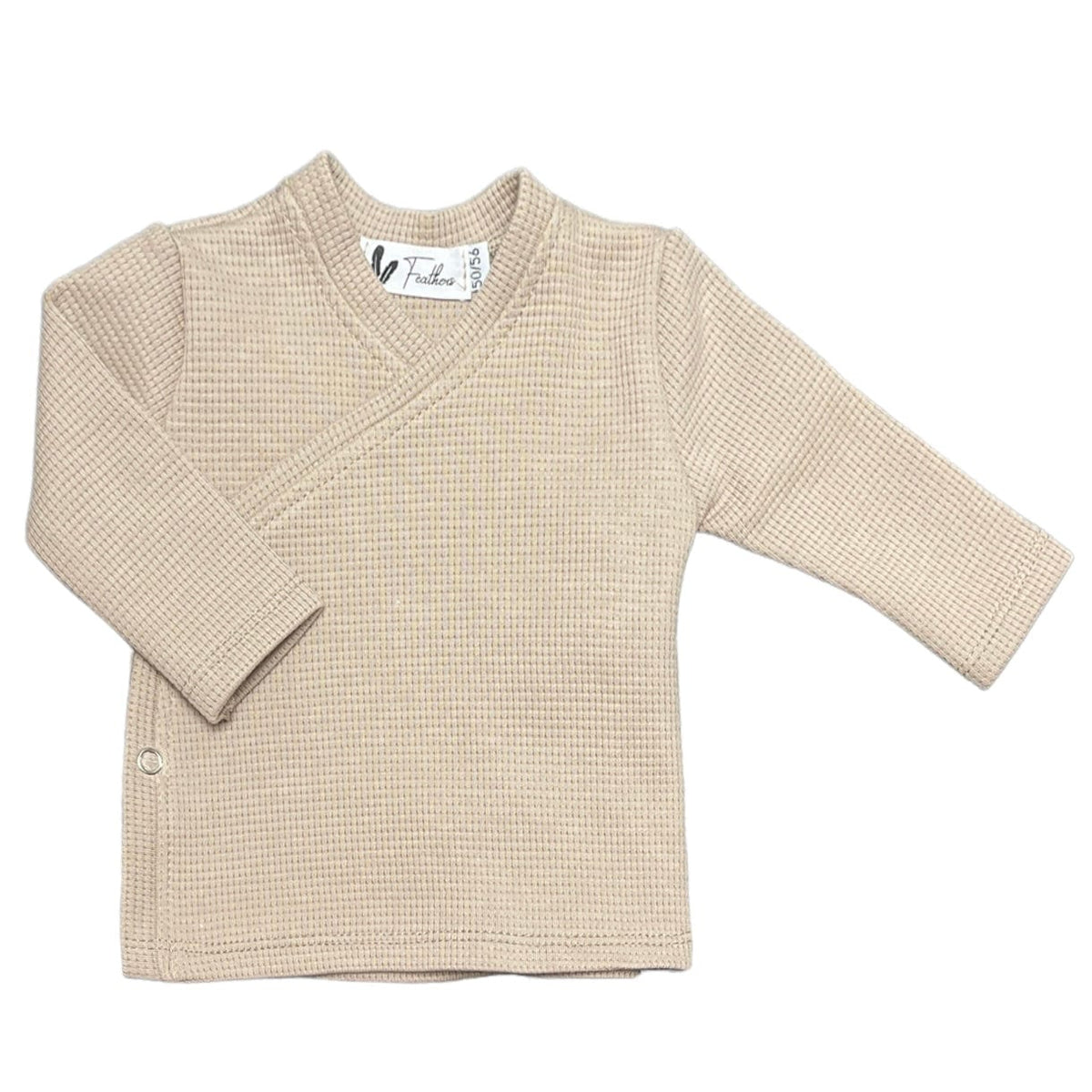 Donkerbeige overslagshirtje met wafelstructuur, lange mouwen en een drukknoop aan de zijkant.