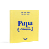 Papa Boekje met gele kaft en blauwe titel, rechtop tegen een witte achtergrond
