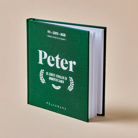 Peter Boekje rechtop met groene kaft en witte titel op een beige achtergrond