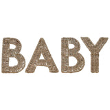 Vier naturelkleurige rieten letters die samen ‘baby’ vormen, op een witte achtergrond.