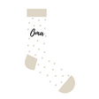 Witte sok met beige stippen, boord, hiel en teen en het zwarte opschrift ‘Oma’.