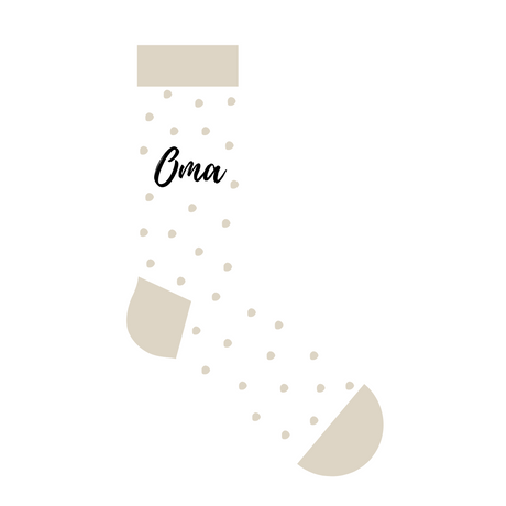 Witte sok met beige stippen, boord, hiel en teen en het zwarte opschrift ‘Oma’.