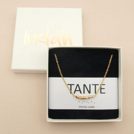 Goudkleurige tante-ketting met morsecodekralen in een open cadeaudoosje met kaartje ‘Tante’.