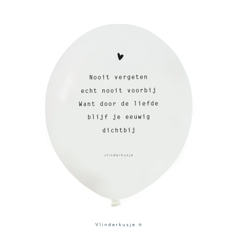 Witte troostballon Dichtbij van Vlinderkusje met een zwart hartje en het gedicht ‘Nooit vergeten, echt nooit voorbij’.