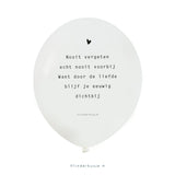 Witte troostballon Dichtbij van Vlinderkusje met een zwart hartje en het gedicht ‘Nooit vergeten, echt nooit voorbij’.