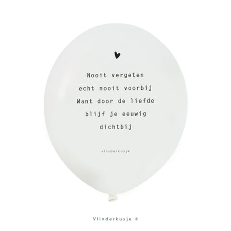 Witte troostballon Dichtbij van Vlinderkusje met een zwart hartje en het gedicht ‘Nooit vergeten, echt nooit voorbij’.