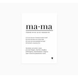 Witte A6-ansichtkaart Mama met een woordenboekachtige omschrijving in zwarte tekst en een klein zwart hartje.