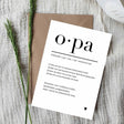 Witte A6 ansichtkaart voor opa met zwarte tekst en hartje, op een bruine envelop tussen groene takjes.