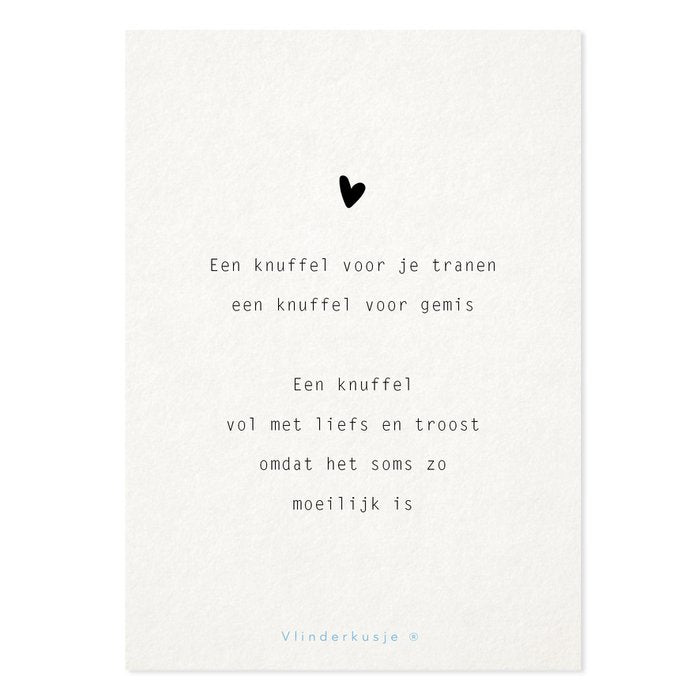 Ansichtkaart Knuffel met een zwart hartje en een troostend gedicht op een gebroken witte achtergrond.