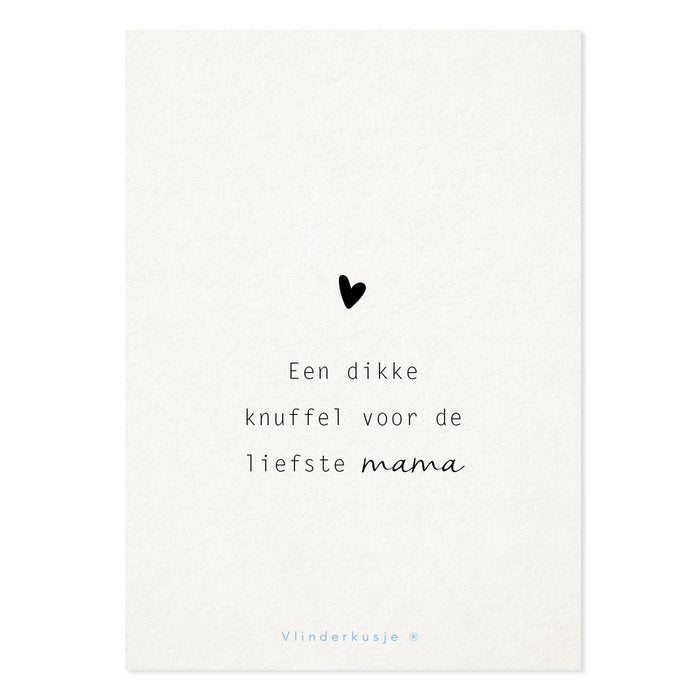 Witte ansichtkaart Liefste Mama met zwart hartje en de tekst ‘Een dikke knuffel voor de liefste mama’.