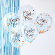 Vijf transparante Baby Boy-ballonnen met blauwe en goudkleurige confetti voor een blauw franjegordijn.