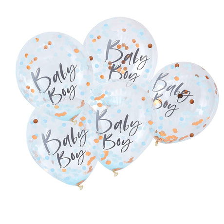 Vijf transparante ballonnen met de tekst Baby Boy en blauwe en goudkleurige confetti tegen een witte achtergrond.