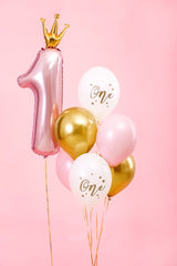 Roze, gouden en witte ballonnen met ‘One’-print naast een roze cijferballon 1 met gouden kroon, tegen een roze achtergrond.