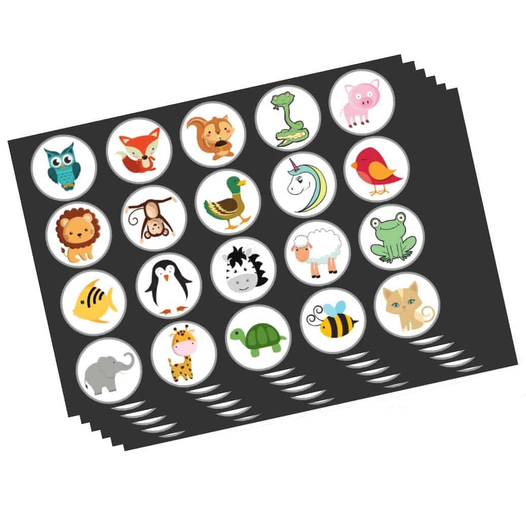 Zwarte stickervellen met ronde, kleurrijke dierenstickers, waaronder een uil, vos, leeuw, pinguïn en olifant.