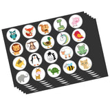 Zwarte stickervellen met ronde, kleurrijke dierenstickers, waaronder een uil, vos, leeuw, pinguïn en olifant.