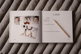 Open babyboek op een geribbelde ondergrond, met babyfoto’s links en de pagina voor de eerste verjaardag rechts.