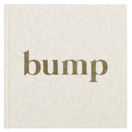 Voorkant van het Bump zwangerschapsinvulboek met naturelkleurige linnen kaft en goudkleurige titel.