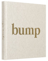 Bump zwangerschapsinvulboek schuin van voren, met naturelkleurige linnen kaft en goudkleurige opdruk.