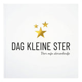 Witte kaft van invulboek Dag Kleine Ster met drie goudkleurige sterren en de tekst ‘Voor mijn sterrenkindje’.