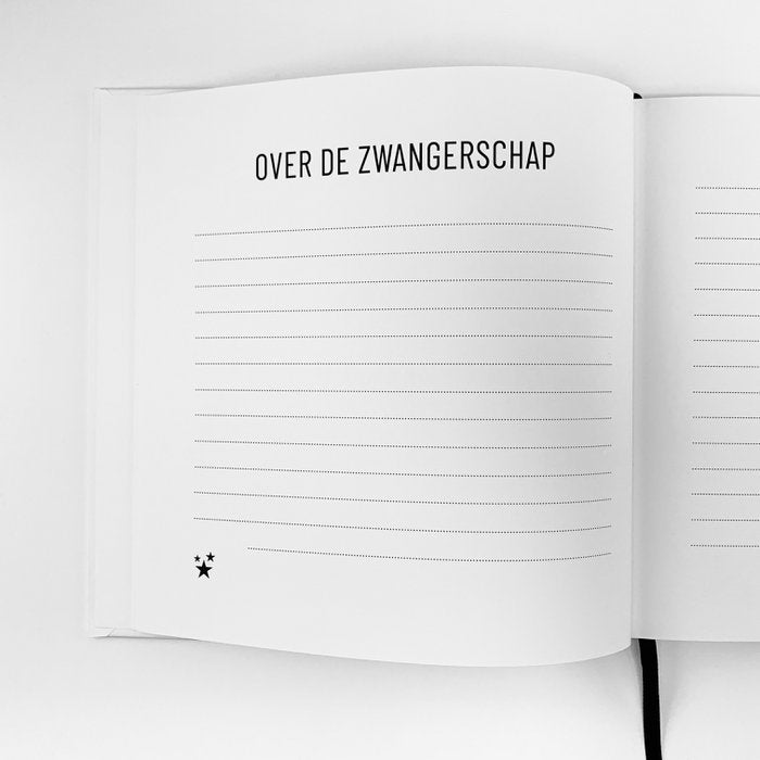 Invulboek Dag Kleine Ster, opengeslagen bij ‘Over de zwangerschap’, met schrijflijnen en een zwart leeslint.