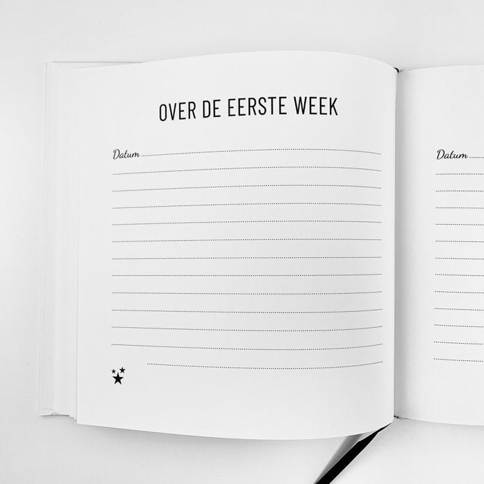 Invulboek Dag Kleine Ster, open bij ‘Over de eerste week’ met schrijflijnen en een zwart leeslint.