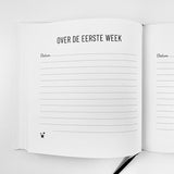Invulboek Dag Kleine Ster, open bij ‘Over de eerste week’ met schrijflijnen en een zwart leeslint.