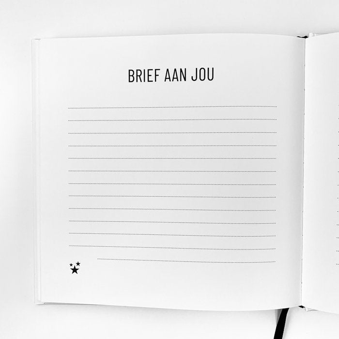 Invulboek Dag Kleine Ster, open bij ‘Brief aan jou’ met schrijflijnen, kleine sterren en een zwart leeslint.