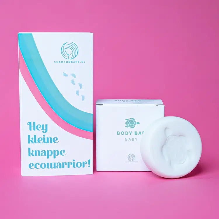 Kraamcadeau met bedrukte cadeauverpakking, doosje en ronde witte body bar voor baby's op een roze achtergrond