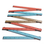 Opvouwbare groeimeter in blauw, koraal en naturel, zigzagsgewijs uitgeklapt met de schaalverdeling zichtbaar.