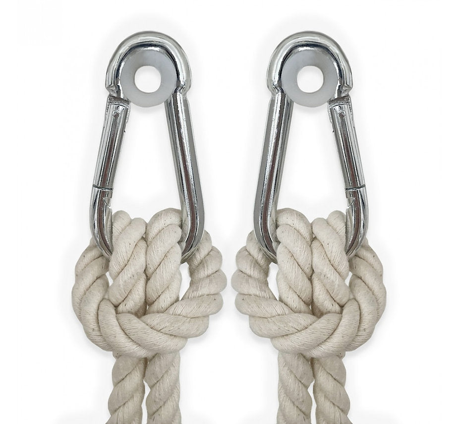 Twee zilverkleurige karabijnhaken met kunststof ringen en geknoopte katoenen touwen van de babyschommel.