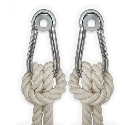 Twee zilverkleurige karabijnhaken met kunststof ringen en geknoopte katoenen touwen van de babyschommel.