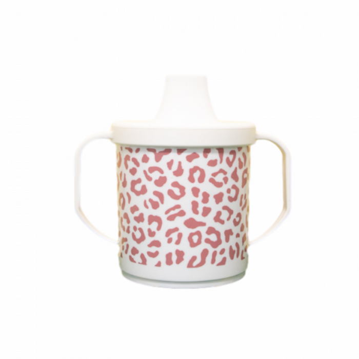 Witte tuitbeker Leopard Blush met oudroze luipaardprint, twee handvatten en een wit deksel.