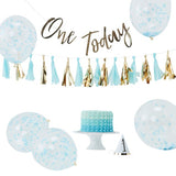Blauwe cake smash kit met confettiballonnen, blauw-gouden kwastjesslinger, 'One Today'-slinger en feesthoedje.