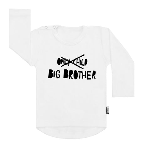 Wit Big Brother T-shirt met lange mouwen en zwarte opdruk, met ‘only child’ doorgestreept boven ‘big brother’.